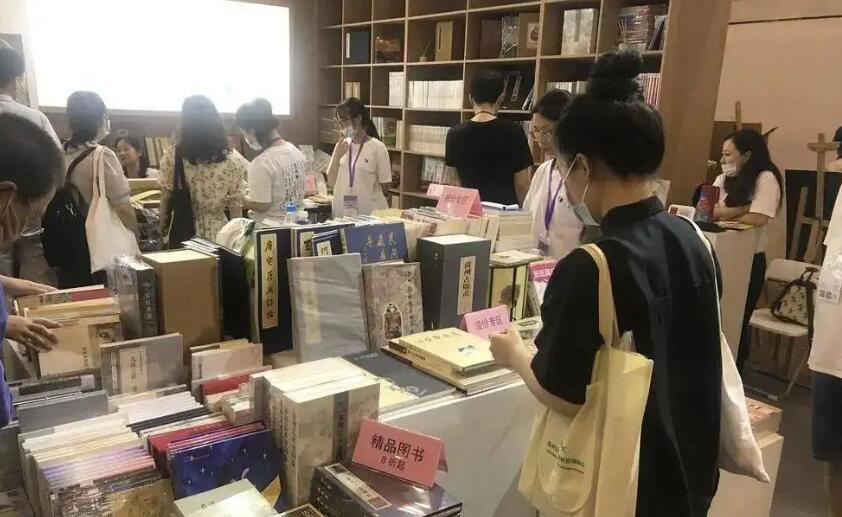 大學(xué)旁的寂寞書(shū)店 從慘淡經(jīng)營(yíng)到重新出發(fā)的智慧轉(zhuǎn)身
